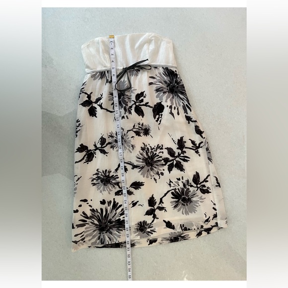 Never worn brand new Benetton strapless grey and white floral dress. Size S. - Picture 4 of 8